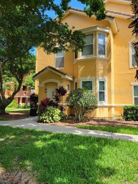 view of front of home featuring a front yard