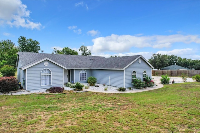 ranch-style house featuring a front yard