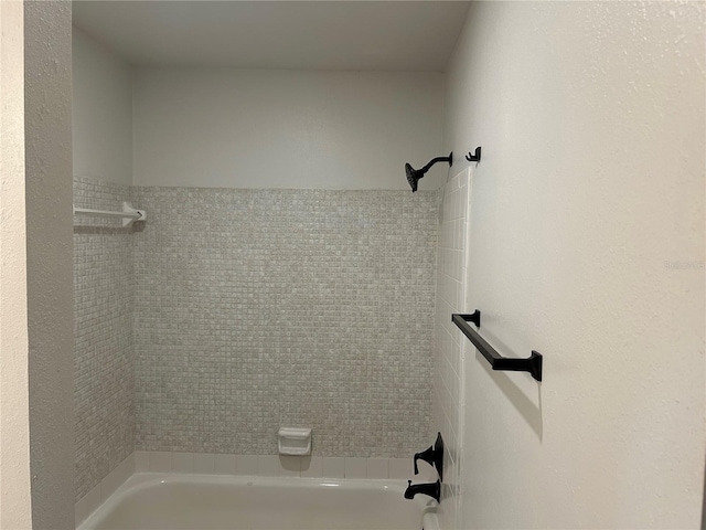 bathroom featuring tiled shower / bath combo