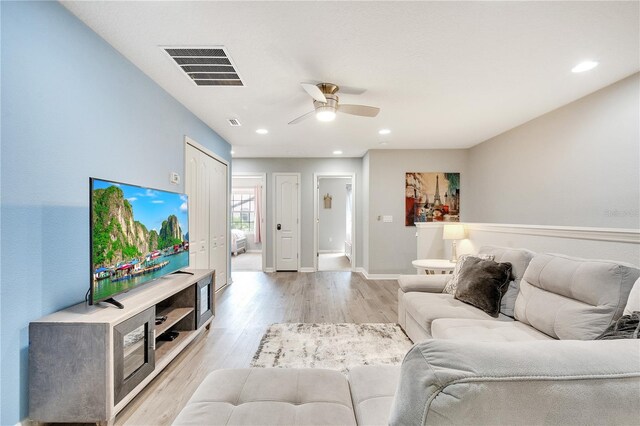 living area with visible vents, baseboards, ceiling fan, light wood-style floors, and recessed lighting