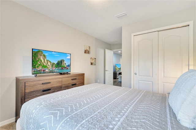 bedroom featuring a closet, visible vents, and baseboards