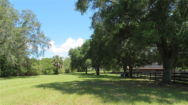 view of yard featuring a rural view