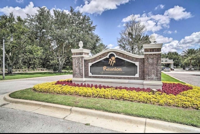 view of community / neighborhood sign