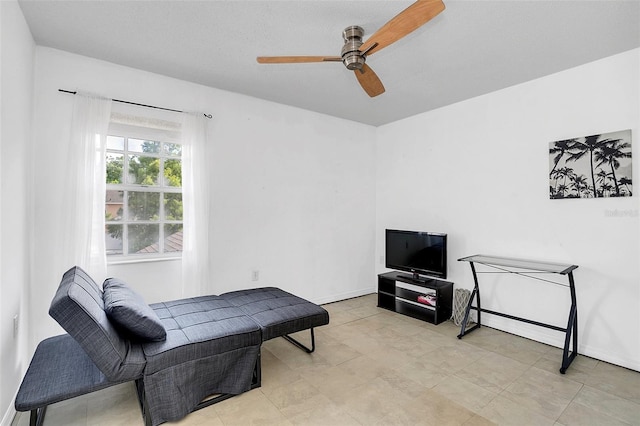 sitting room with ceiling fan