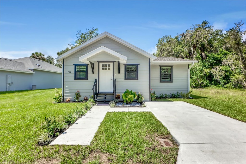 view of front of property featuring a front lawn