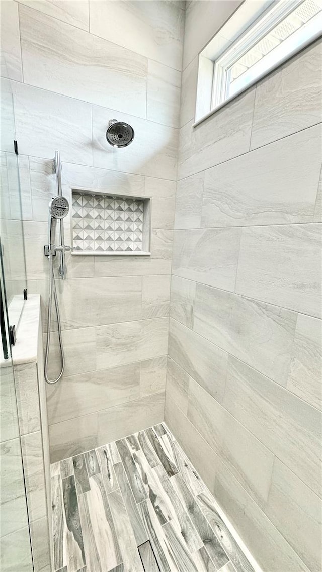 bathroom featuring a tile shower