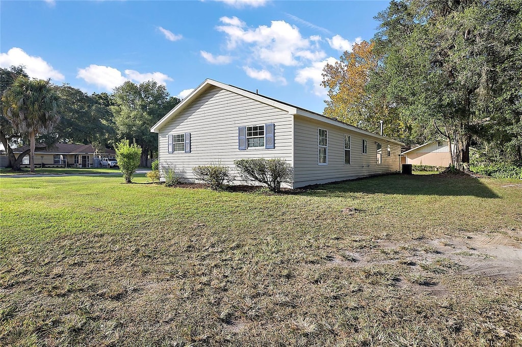 view of side of property featuring a yard