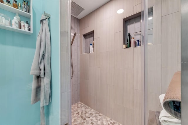 bathroom featuring tiled shower