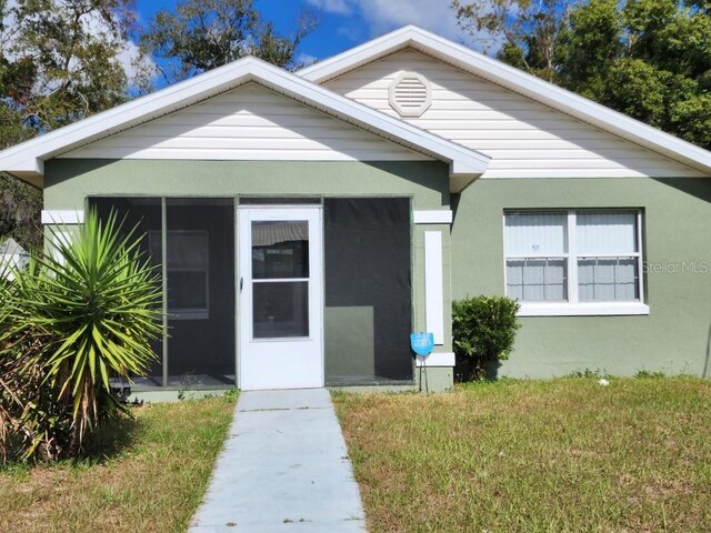 view of front of house with a front yard