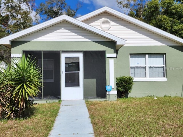 view of front facade with a front yard