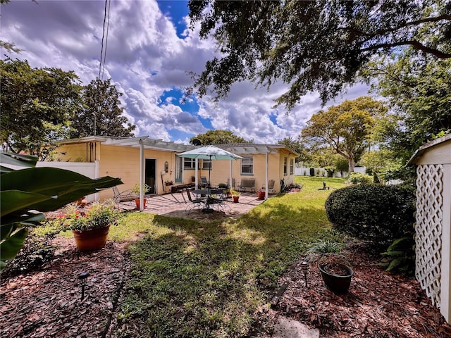 view of yard featuring a patio