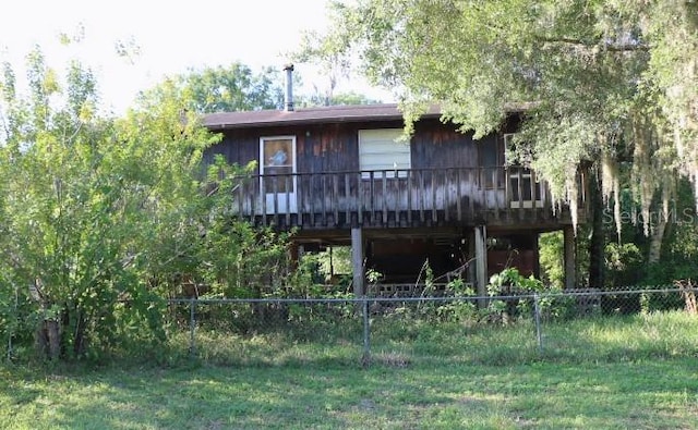 back of house featuring a yard