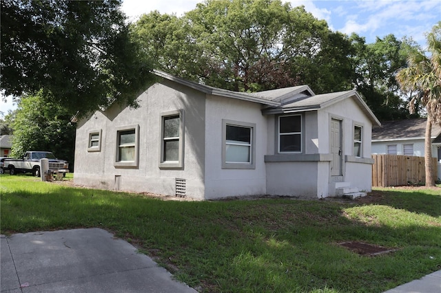 view of front of property featuring a front lawn