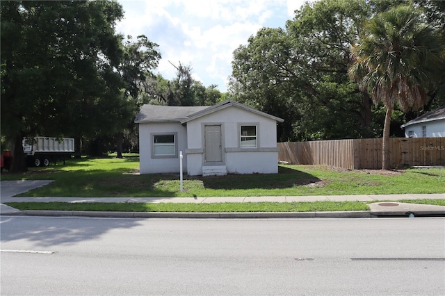 view of front of home featuring a front yard