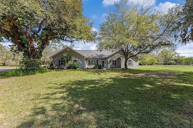 ranch-style house featuring a front yard