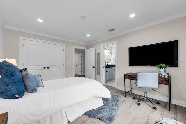 bedroom with crown molding, light wood-style flooring, baseboards, visible vents, and recessed lighting