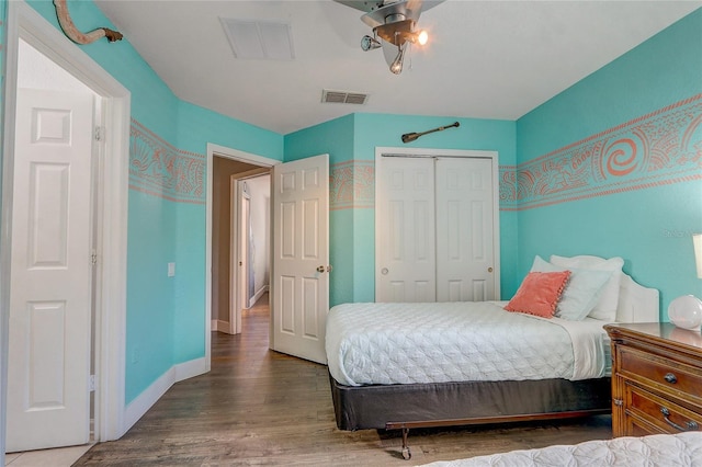 bedroom featuring dark hardwood / wood-style flooring, a closet, and ceiling fan