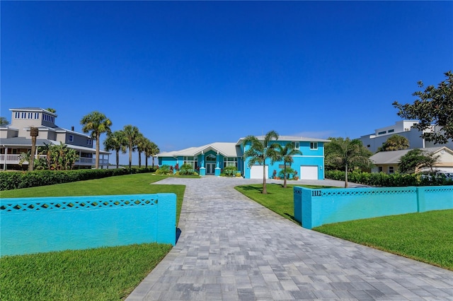 view of swimming pool featuring a lawn