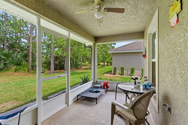 sunroom with ceiling fan