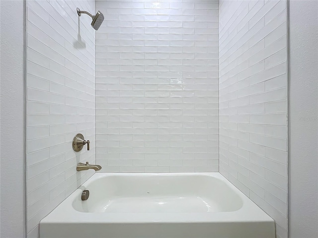 bathroom featuring tiled shower / bath