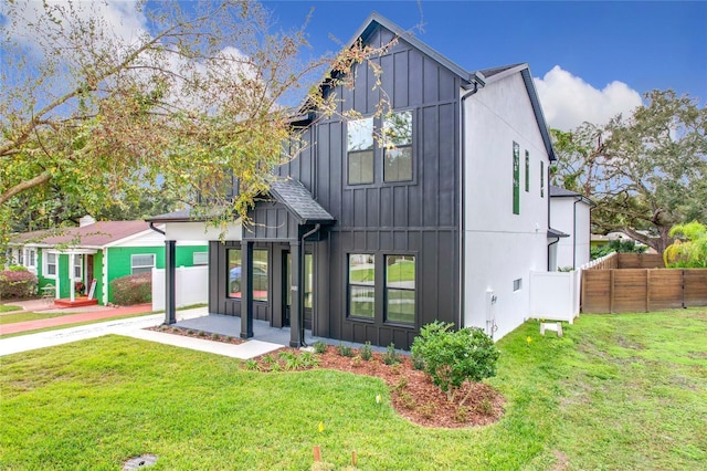 view of front of house featuring a front yard