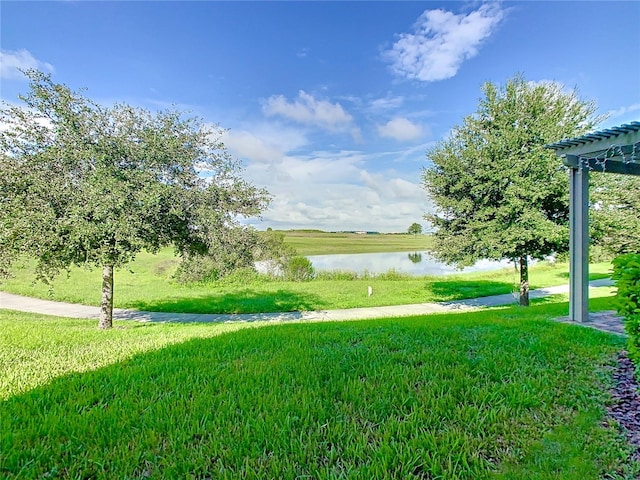 view of yard featuring a water view