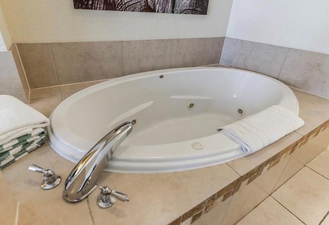 interior details with a whirlpool tub