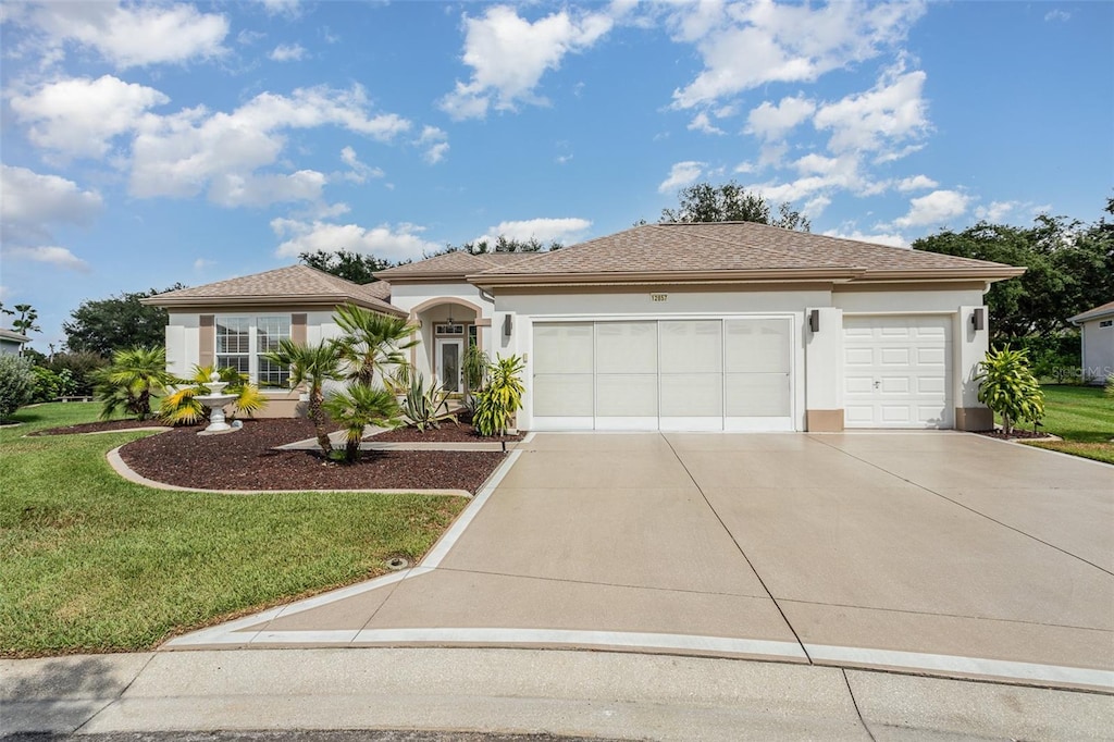 view of front of property featuring a front lawn