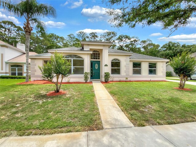 view of front of property featuring a front yard