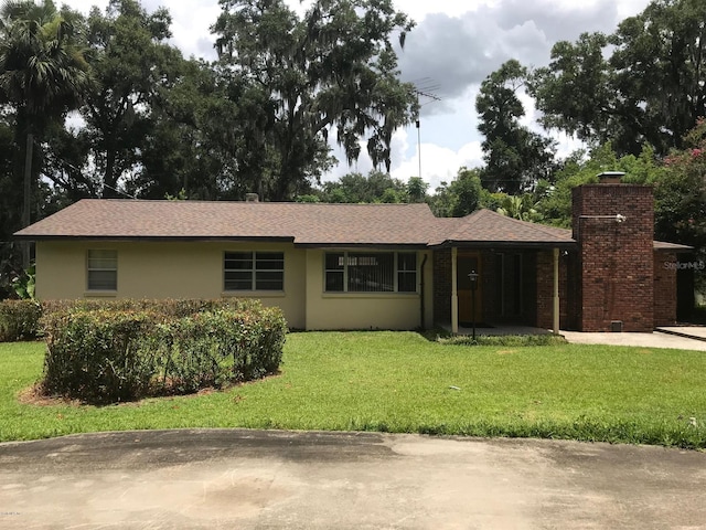 single story home featuring a front lawn