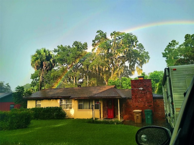 view of front of home featuring a front lawn