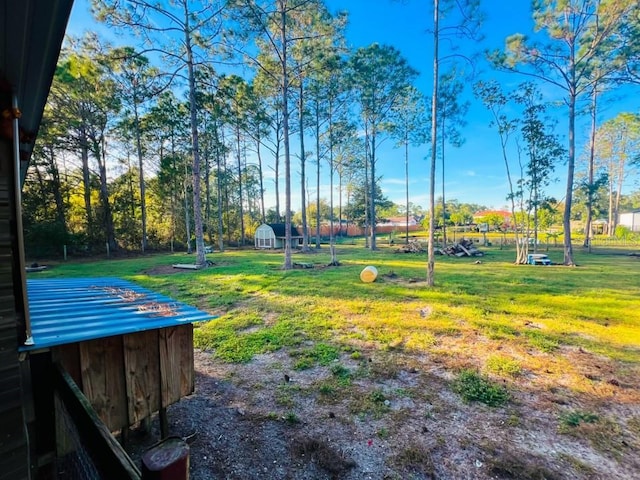 view of yard with an outdoor structure