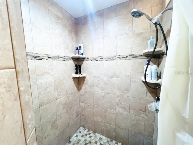 bathroom featuring tiled shower