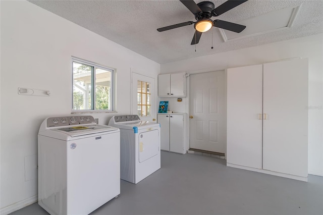 washroom featuring ceiling fan, cabinets, independent washer and dryer, and a textured ceiling