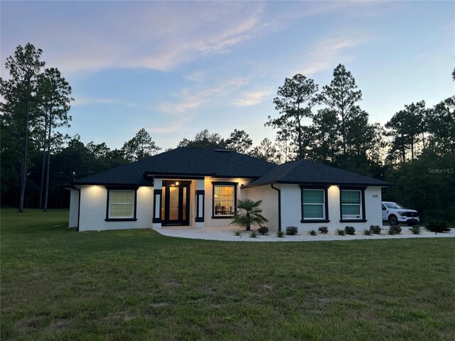 view of front facade featuring stucco siding and a front yard