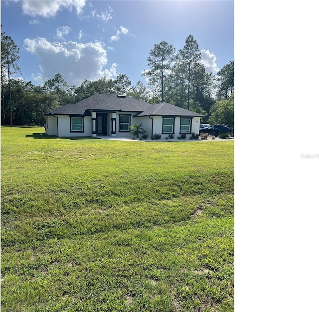 view of front of property featuring a front yard