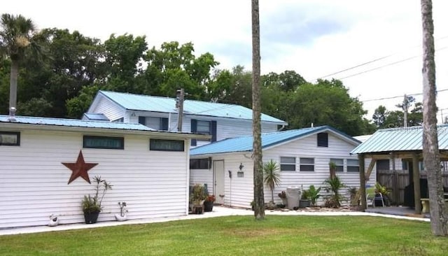 back of house featuring a yard