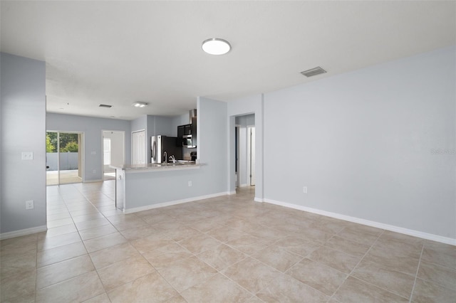 unfurnished room with light tile patterned floors