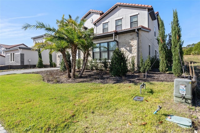 view of front facade with a front yard