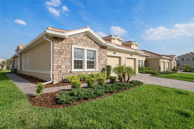 view of front facade featuring a front yard and a garage