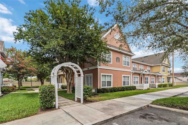 view of front of property featuring a front lawn