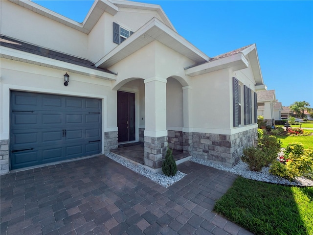 view of front facade featuring a garage