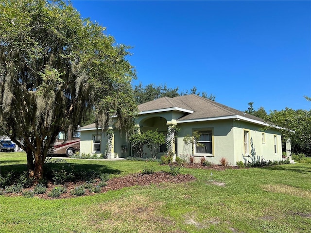 view of front of home with a front lawn