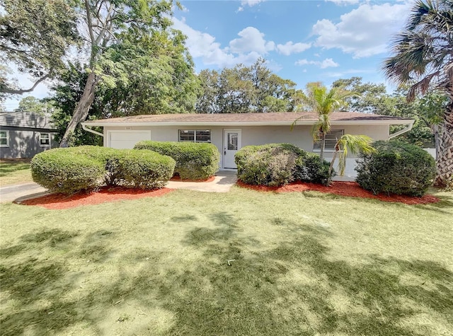 ranch-style home featuring a front lawn