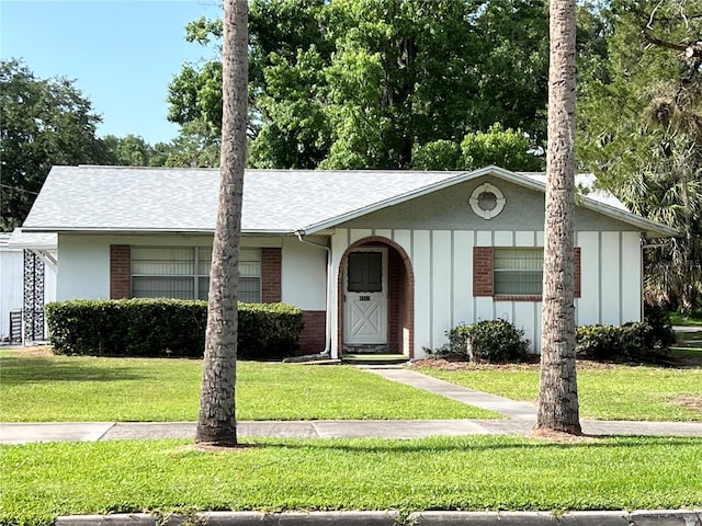 ranch-style home featuring a front lawn