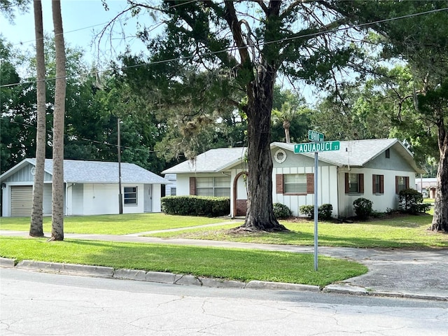 ranch-style home featuring a front lawn and a garage