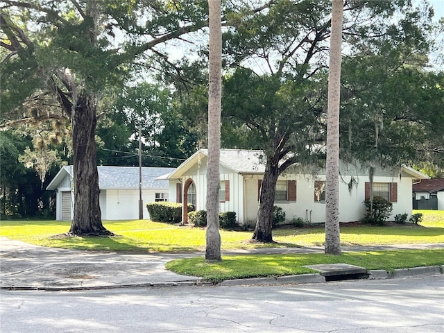 ranch-style home with a front lawn