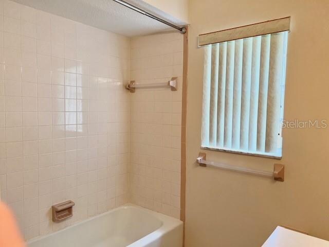 bathroom with tiled shower / bath