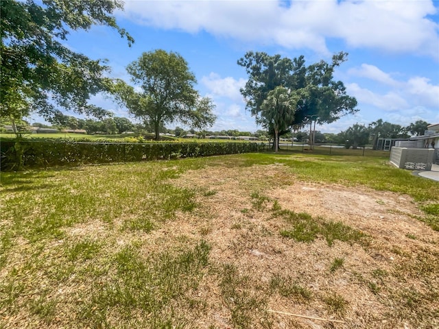 view of yard featuring a rural view