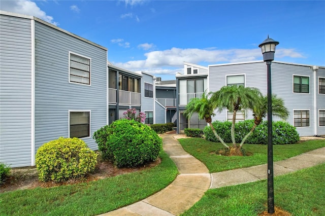 view of home's community featuring a yard